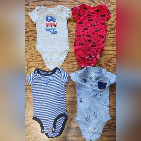 Newborn onesie - Picture 2 of 3